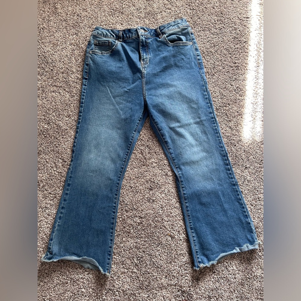 Miss Selfridge cropped kickflare jean in mid wash. Size 10P.